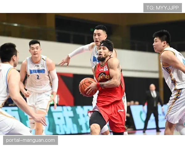 半场战报：深圳马可波罗频繁攻击北京首钢肋部，领先8分进入更衣室